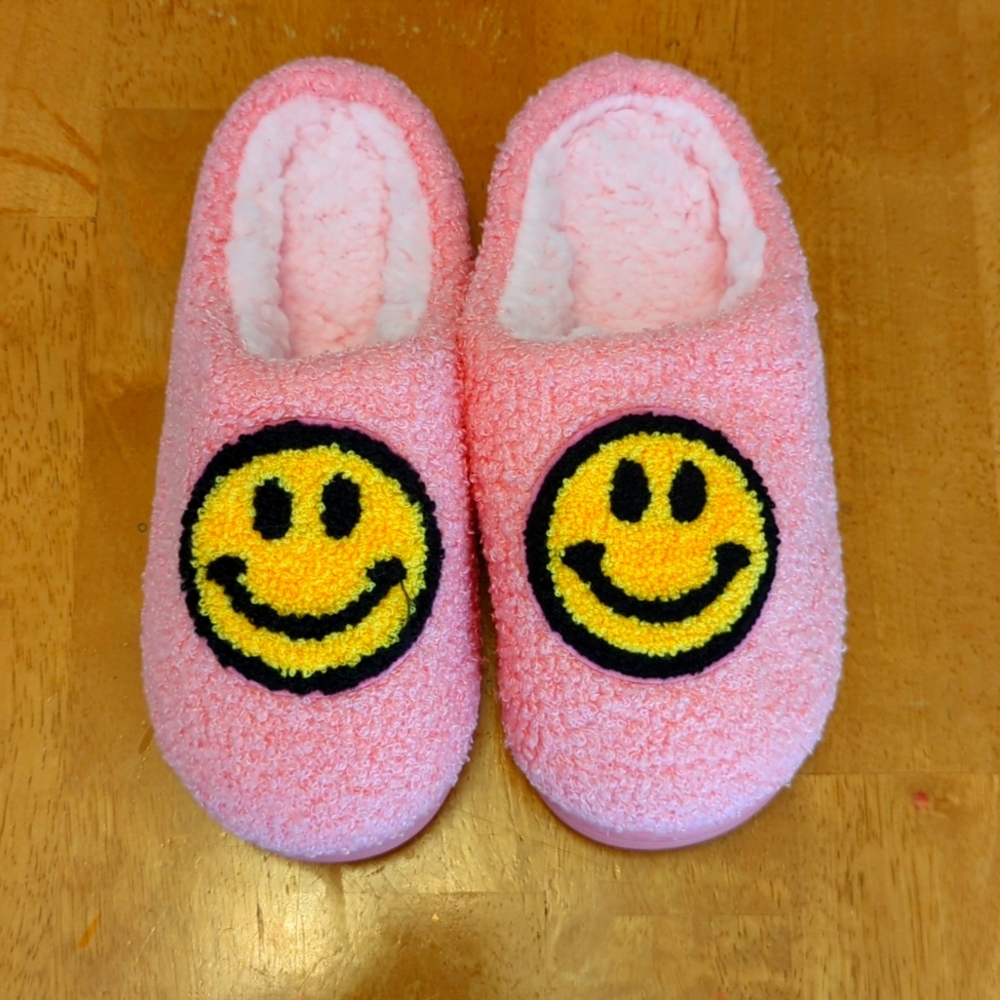 NWOT pink fuzzy smiley slippers